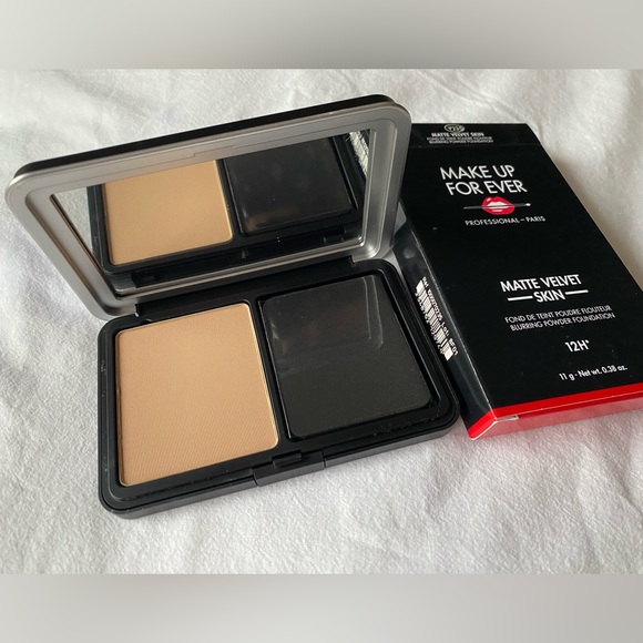 Matte Velvet Skin Powder Foundation shade 235 - Picture 4 of 5